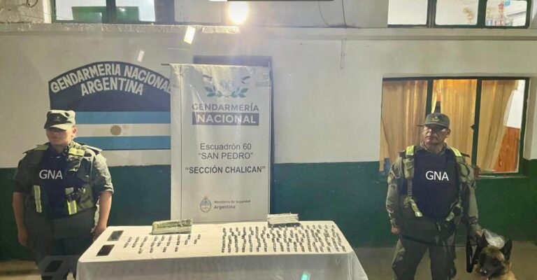 Dos pasajeros viajaban con 188 cápsulas con cocaína adosadas al cuerpo y en una mochila