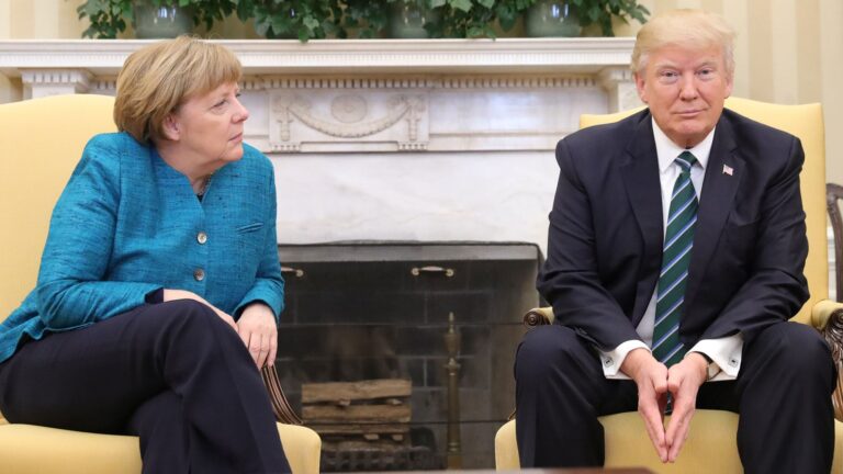 Merkel dijo sentir tristeza por el triunfo de Donald Trump  y recordó un incómodo momento en la Casa Blanca