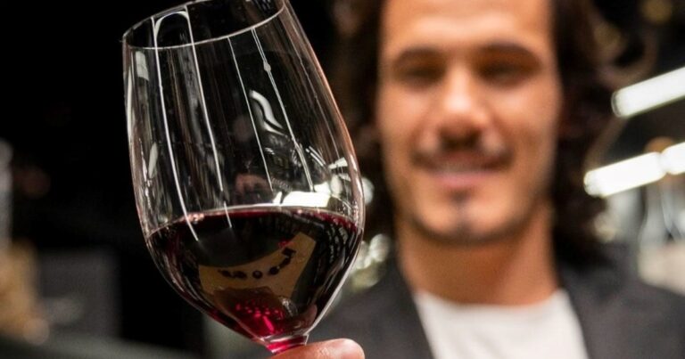 Las fotos de Cavani en la promoción de sus vinos en Uruguay