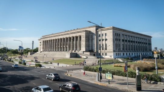Es legal cobrarles aranceles a los extranjeros no residentes?