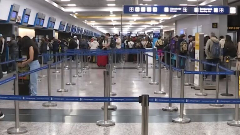 Amenazas de suspensión y cierre de Flybondi: este mes reprogramarán el 45% de sus vuelos
