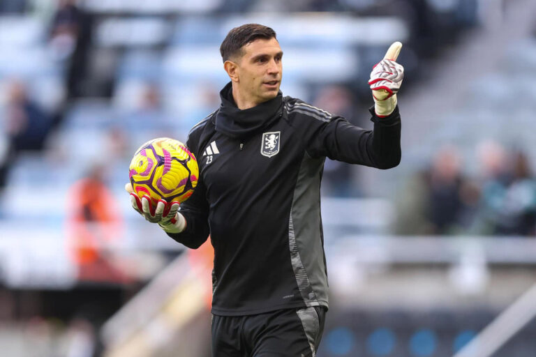 Premier League: juega el Aston Villa del «Dibu» Martínez