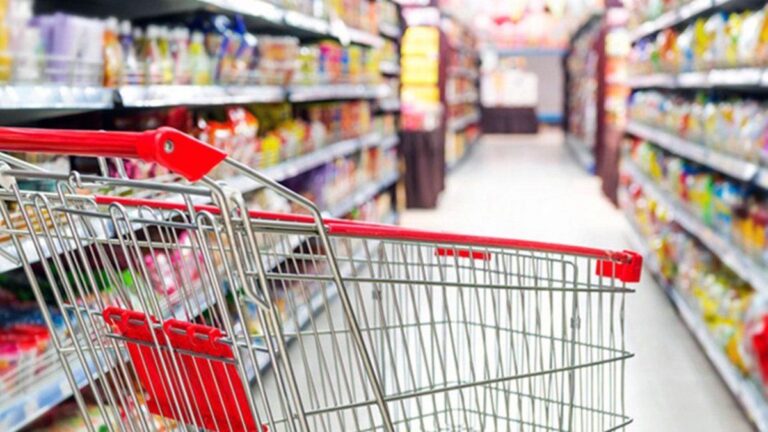 Adiós al efectivo? Aseguran que cambiaron los hábitos de pago en los supermercados