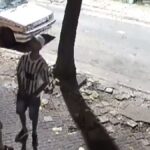 258233-insolito-video-en-rosario-dos-hombres-fingieron-ser-novios-para-robar-una-polleria