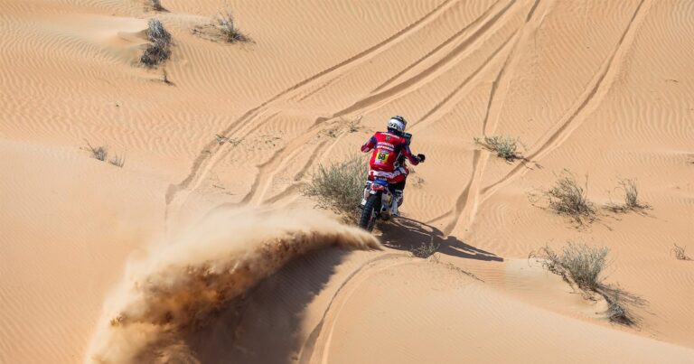 Tosha Schareina aprieta y triunfa en el ‘Empty Quarter’ y Daniel Sanders se salva por la niebla