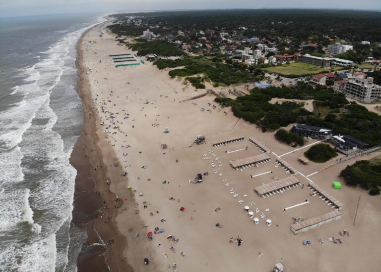 Playas anchas y refugio natural. Un balneario de la costa atlántica transita una temporada fantástica