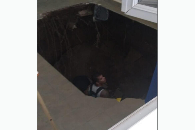 Santa Fe: se derrumbo el piso de una escuela y varios padres y alumnos cayeron a un pozo