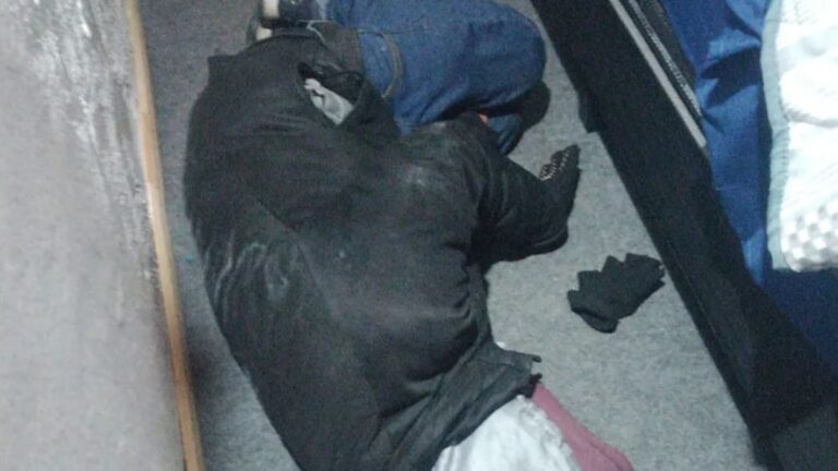 Ladrón entró a una casa, no supo como salir y se quedó a dormir en el lugar