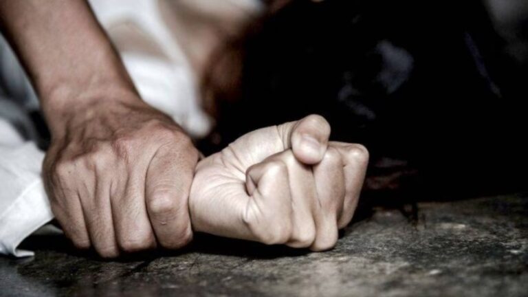 Lo hallaron sobre una mujer semidesnuda y alcoholizada, intentando abusarla