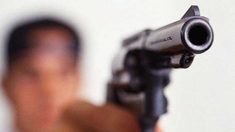 Amenazó de muerte a su pareja colocando un arma de fuego en su rostro