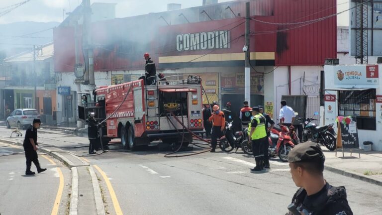 Impactante incendio en un supermercado de Ciudad de Nieva