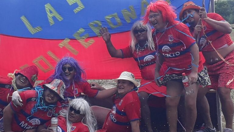 Así es el festejo de la comparsa humorística «Las Solteronas» en Puesto Viejo