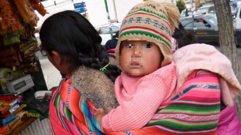 Una beba murió tras asfixiarse atada a la espalda de su madre que viajaba en moto