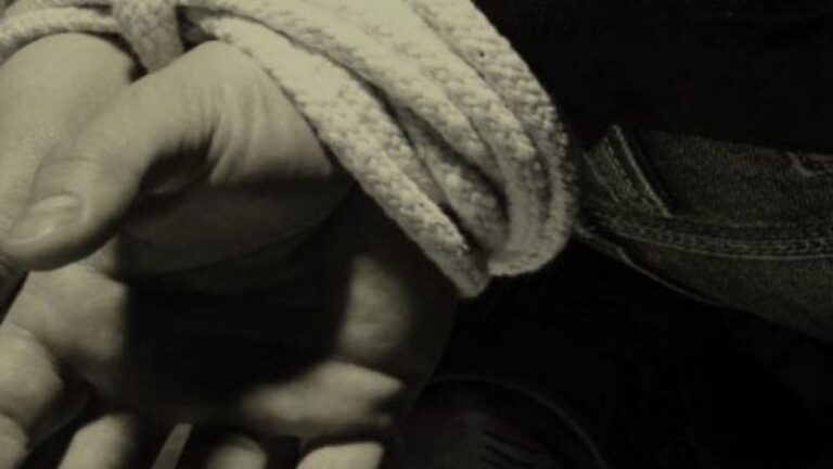 Maniataron a una mujer y golpearon a su bebé de meses en un violento asalto