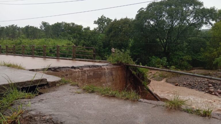 Barrio Los Molinos: «Habilitar el puente llevará un par de días»