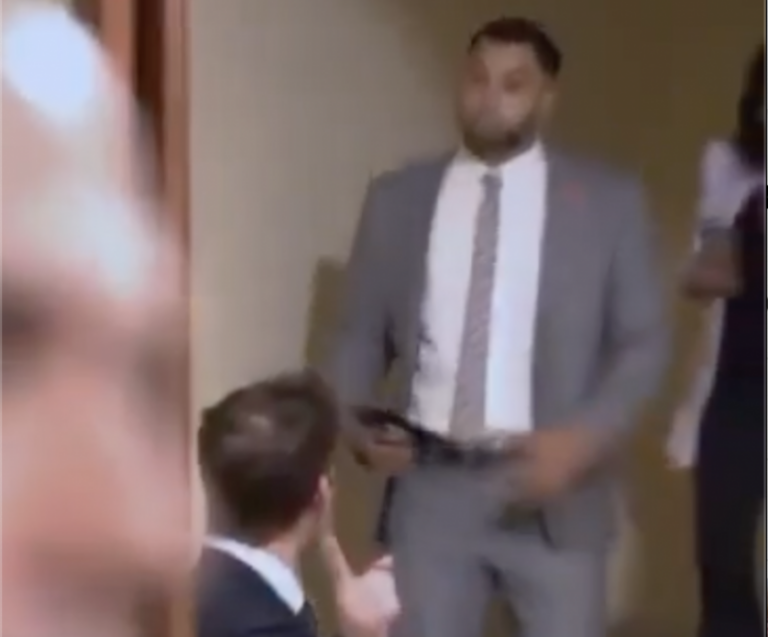 Un video revela que el ataque de Santiago Caputo a Manes fue premeditado