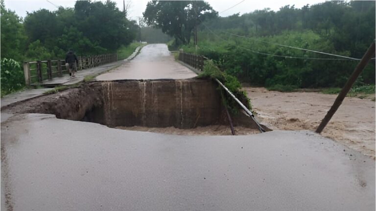 El puente de Los Molinos también colapsó por las lluvias
