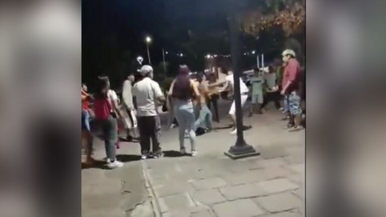 Menores a las piñas en la plaza central de Perico