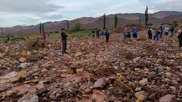 Huacalera y El Perchel, tapadas por agua, barro y piedras