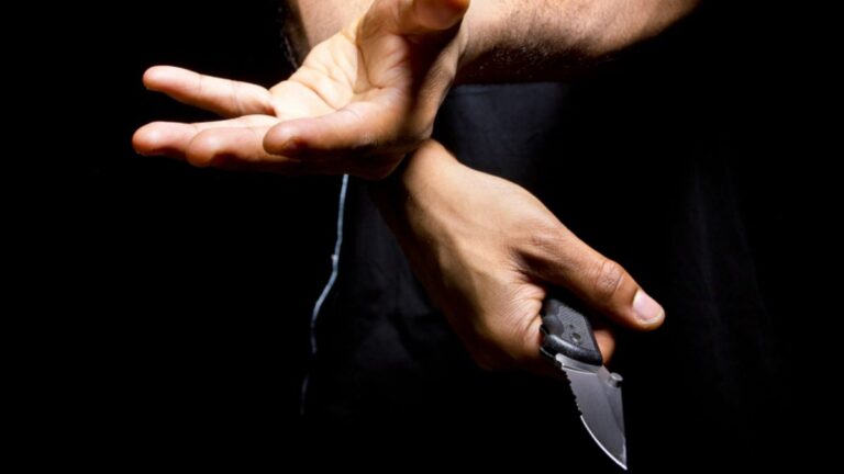 Fue a comprar pan y fue apuñalado por personas que estaban en una comparsa