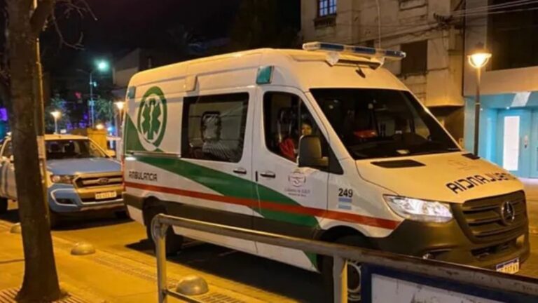 Hallaron a un hombre con varias heridas de arma blanca y víctima de una golpiza