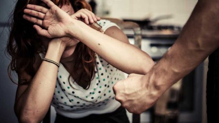 Una mujer saludó a un ex compañero y su pareja le dio una brutal golpiza