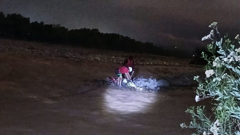 Rescataron a un hombre que había quedado varado en el Río Grande