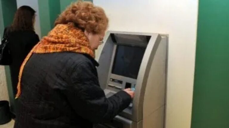 Una jubilada olvidó la tarjeta de débito en el cajero y le robaron su dinero