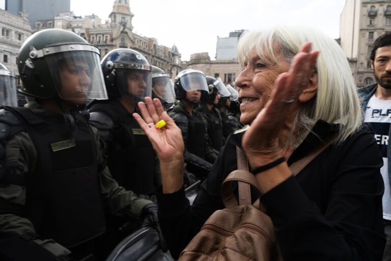 Ni un paso atrás: luego de la represión, jubilados vuelven al Congreso el próximo miércoles