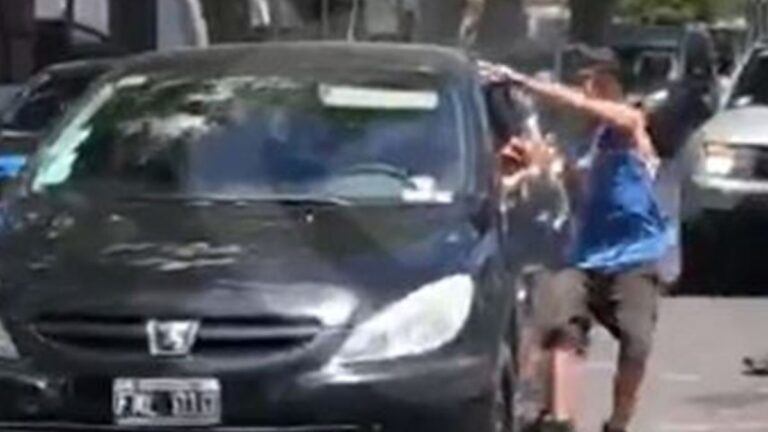 Chofer de colectivo fue arrastrado por un auto, tras un choque entre ambos