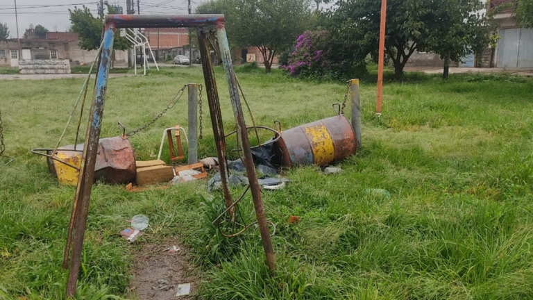 Malestar en barrio Malvinas: crece el abandono de la plaza y polideportivo