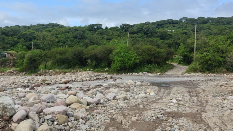 Vecinos de Los Molinos, atemorizados ante posibles crecidas del río