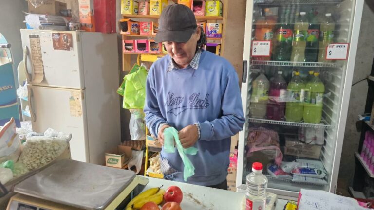 Comerciante jujeño usa la libreta del fiado para mantener su despensa