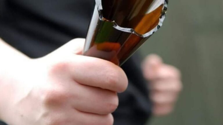 Un hombre fue apuñalado en el cuello con una botella en El Chingo