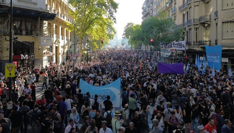 Otra vez en las calles: miles de personas acompañaron este miércoles a las y los jubilados