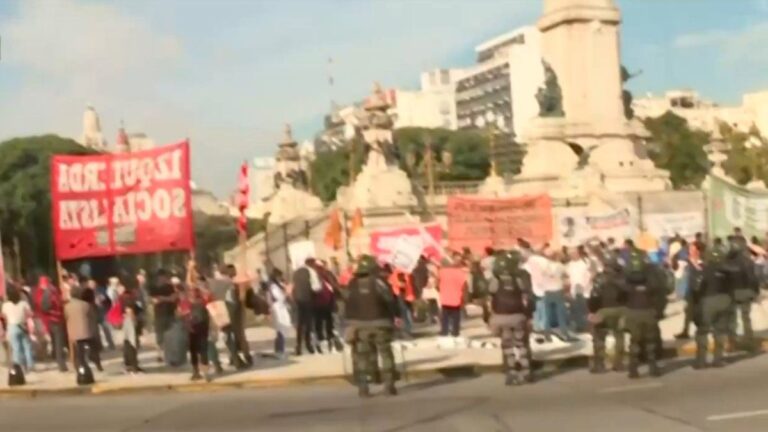 Tensión frente al Congreso: protesta de jubilados, con incidentes y detenidos