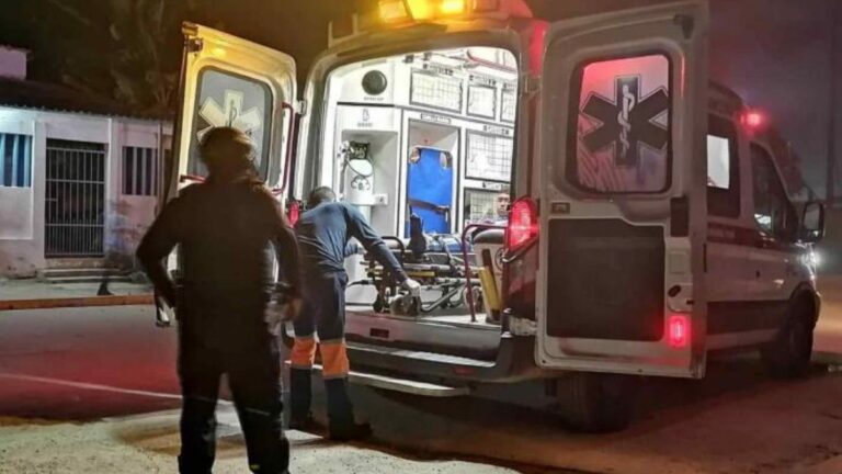 Motociclista atropelló a una mujer y fue linchado: ambos fueron hospitalizados