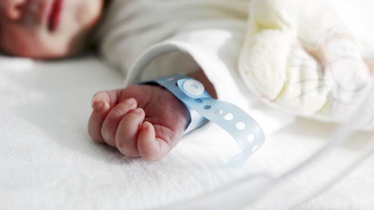 Un bebé fue inyectado con leche en sus venas y se encuentra muy grave
