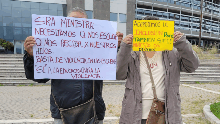 Preocupados por casos de bullying, padres de estudiantes acudieron al Ministerio