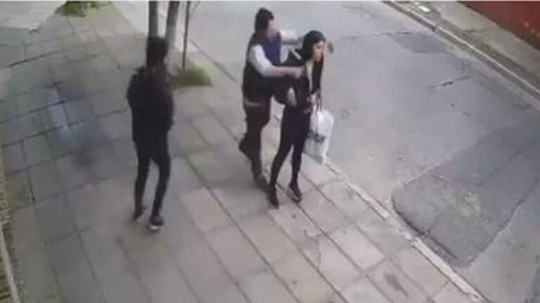 Motochorros arrinconaron a una estudiante jujeña para robarle su mochila