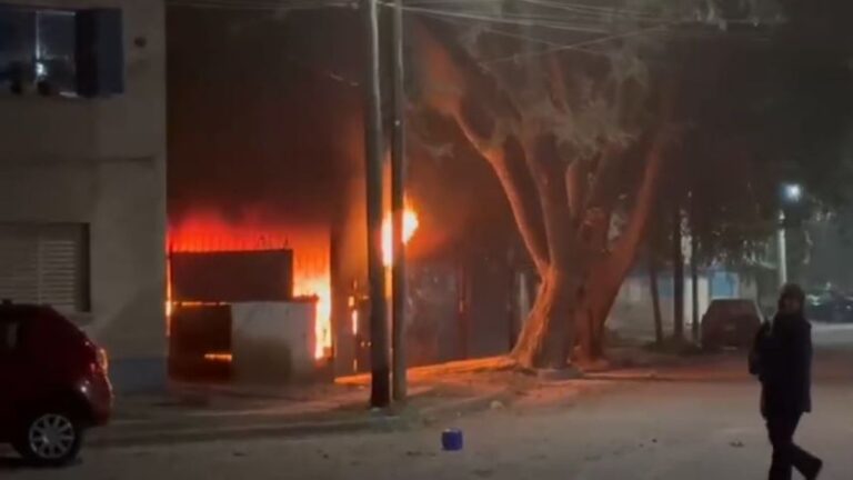 Susto en San Pedrito por el voraz incendio de un garaje que afectó varios vehículos