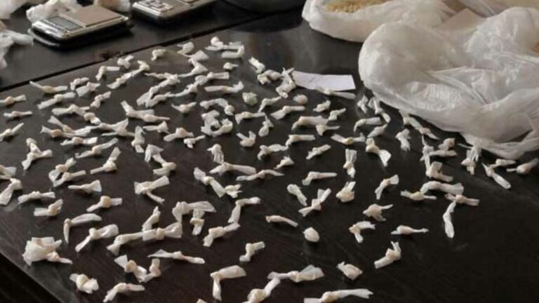 5 detenidos, secuestro de droga, dinero y municiones en Mariano Moreno