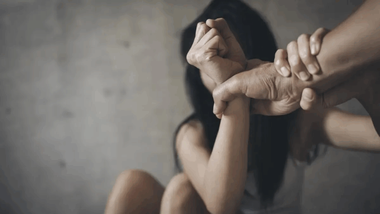 Irrumpió en la casa de su ex pareja, la golpeó y la amenazó con un cuchillo