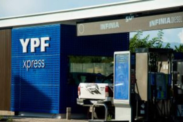 YPF baja la nafta con inteligencia artificial: precios más baratos fuera de hora pico