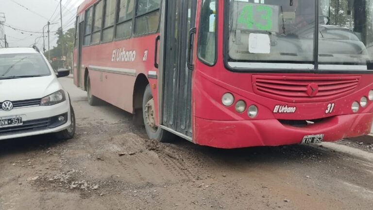 Vecinos de Chijra hartos de un cráter que está hace varios meses