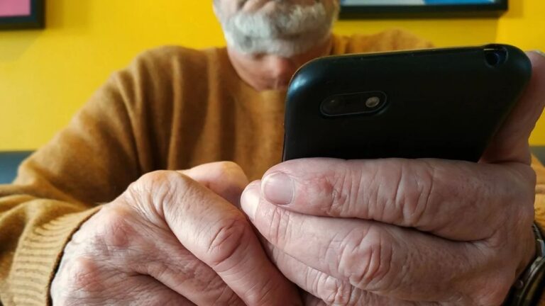 Dos jubilados estafados luego de un hackeo de WhatsApp