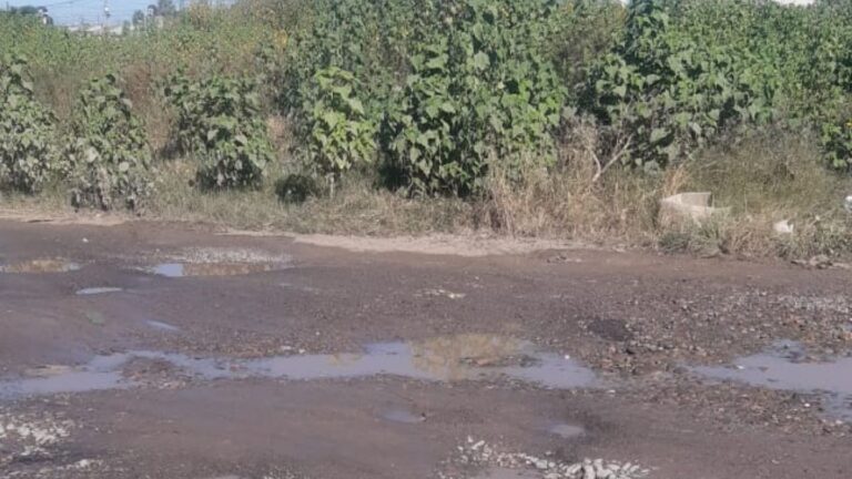 Pérdida de agua y líquidos cloacales complican el tránsito en San José