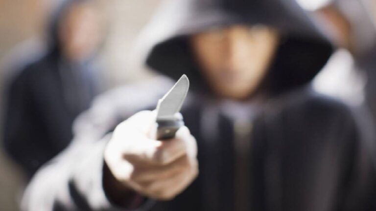 Denunció que una pareja ingresó a su casa y bajo amenazas, le robó una gran suma de dinero