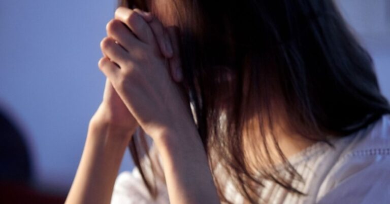 La citó en un templo para liberarla de un «trabajo» en su ropa interior y abusó de ella