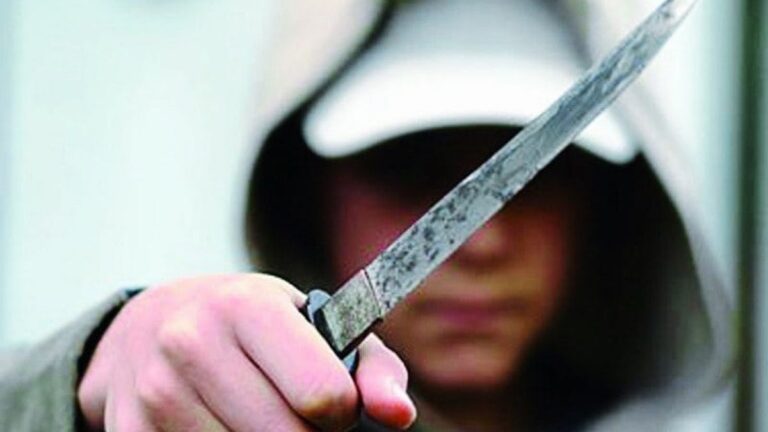 Ingresó a una casa y le colocó un cuchillo en el pecho a una anciana